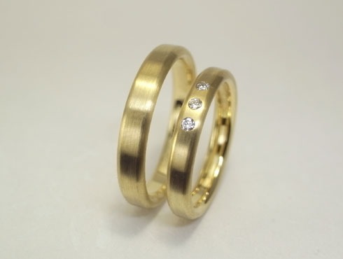 ダイヤを3個留めたシンプルな結婚指輪02