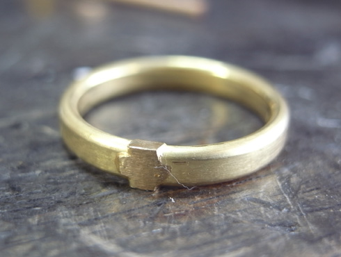 ダイヤを3個留めたシンプルな結婚指輪03