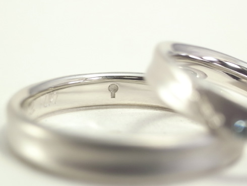 鍵柄を彫刻した結婚指輪 03