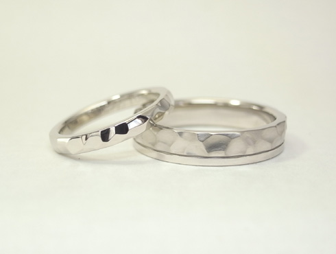 槌目風のダイヤ付き結婚指輪　03
