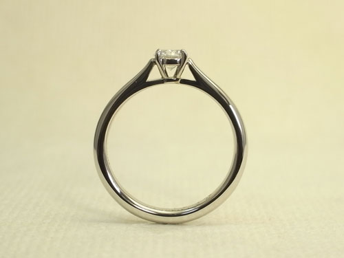 シンプル＆ベーシックな婚約指輪 01
