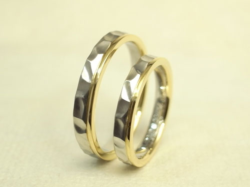 槌目風の結婚指輪をプラチナとゴールドのコンビで製作
