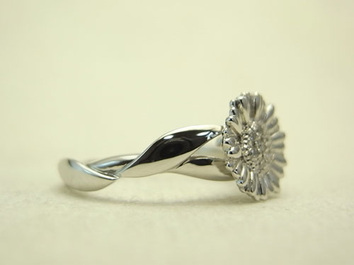 お花をモチーフにした婚約指輪　お客様の想い入れのあるガーベラ 03