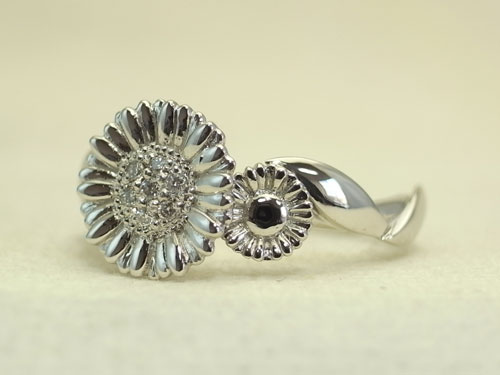 お花をモチーフにした婚約指輪　お客様の想い入れのあるガーベラ 01