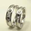 ダイヤ3石の岩肌の結婚指輪