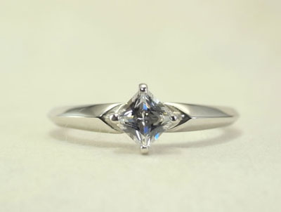 【 No 04 】スクエア（プリンセス）カットダイヤの婚約指輪