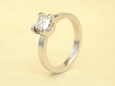 スクェアダイヤの婚約指輪