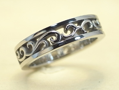 イニシャルを透かしの唐草模様で表現した指輪