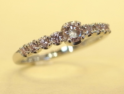 ピンクダイヤを使用したピンキーリングをオーダージュエリーで製作