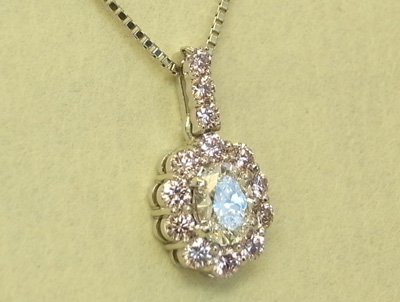 オーバルダイヤの周りにピンクダイヤを留めた取り巻きペンダントをリフォームで製作