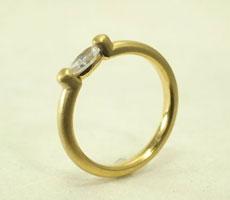 マーキスカット　ダイヤモンドの婚約指輪