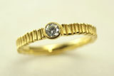 NO.05 個性的なデザインの婚約指輪