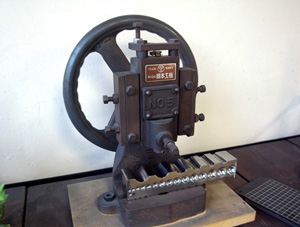 オリジナルデザイン結婚指輪を製作する機械