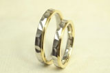 NO.84 プラチナとゴールドのコンビの結婚指輪　槌目風の凹凸柄