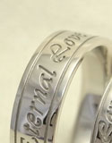 メッセージやイニシャルを彫刻した結婚指輪