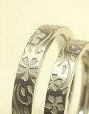 誕生花を彫刻した結婚指輪