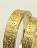 唐草を彫刻したゴールドの結婚指輪