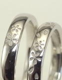 サクラ柄の彫刻したシンプルな結婚指輪