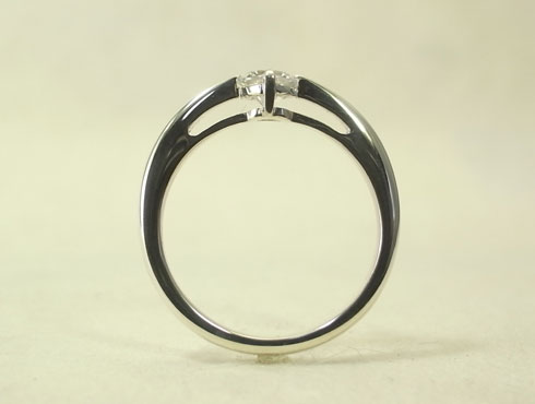 オリジナル　側面が立体的な婚約指輪