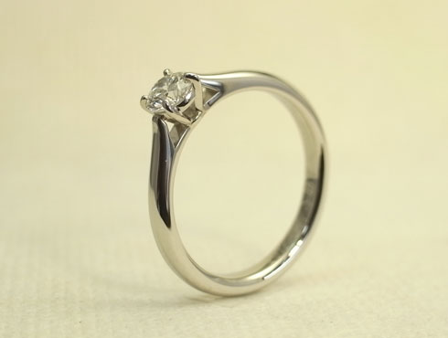 オリジナル　ベーシックな４本爪の婚約指輪