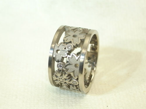 オリジナル　透かし柄の 婚約指輪