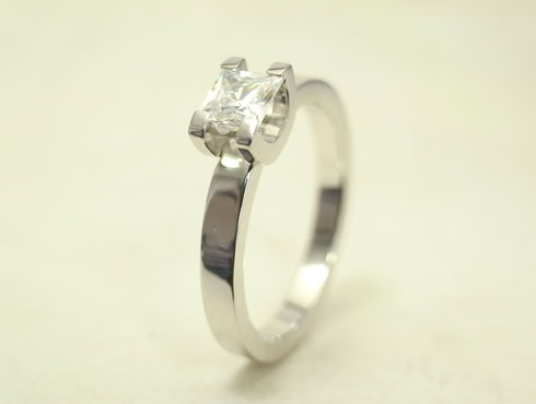 オリジナル　スクエアダイヤモンド （プリンセスダイヤ）の婚約指輪