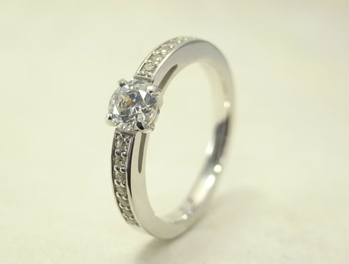 オリジナル　シンプルな小粒ダイヤ付 婚約指輪