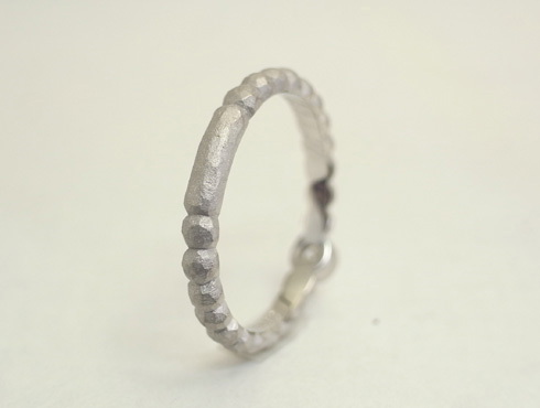 オリジナル　球体の連なった婚約指輪　（ミル打ちでダイヤを留めています）