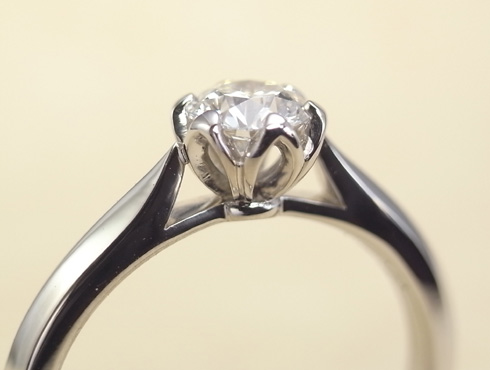 オリジナル　石枠に透かしを入れたシンプルな婚約指輪