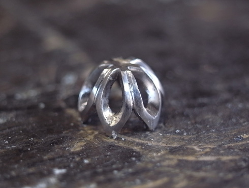 オリジナル　石枠に透かしを入れたシンプルな婚約指輪