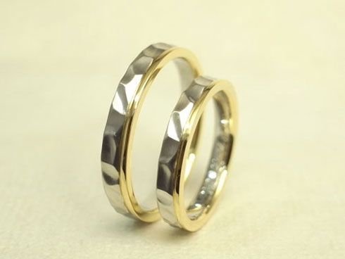 槌目模様に磨きのラインを入れた結婚指輪　プラチナとゴールドのコンビ