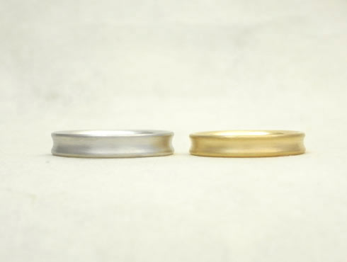 表面にくぼみ（凹み）をつけたシンプルな結婚指輪　01