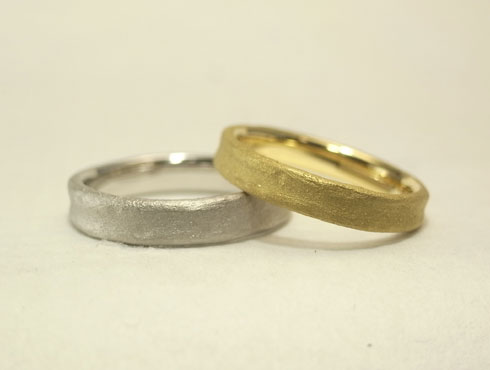 手作り風の陶器のような結婚指輪 02