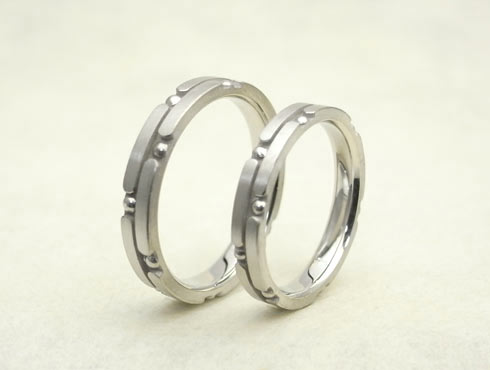 幾何学的な柄の個性的な結婚指輪　02