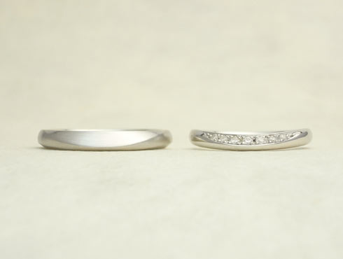 丸みのあるV字ラインの結婚指輪（ダイヤ付）　01