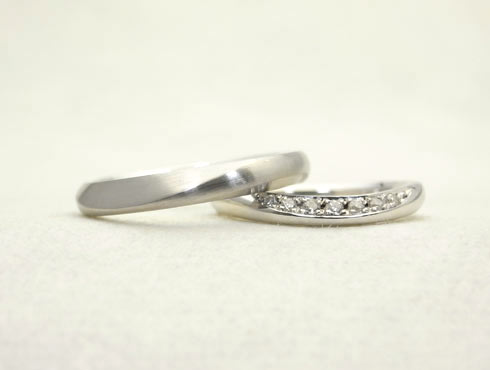 丸みのあるV字ラインの結婚指輪（ダイヤ付）　02