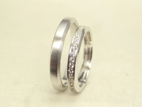 シンプルでシャープ感のあるハーフエタニティ 結婚指輪03