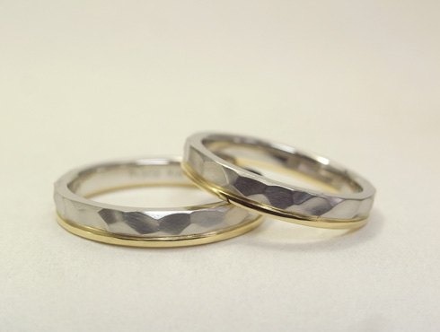 オリジナル　結婚指輪  槌目風の結婚指輪｜磨きのライン有り