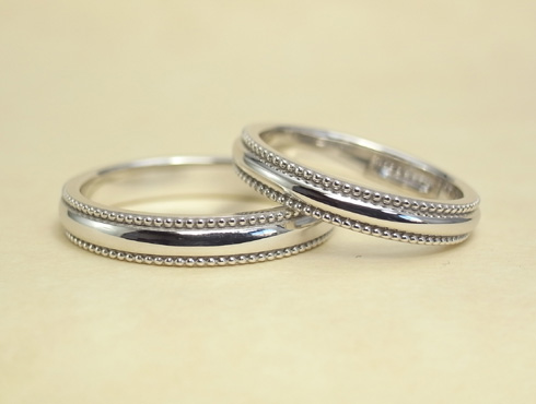 シンプルな結婚指輪にぷっくりのミル打ち
