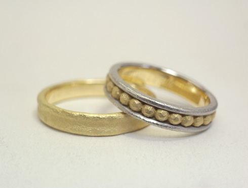 個性的な結婚指輪　素材違いのコンビで3連風
