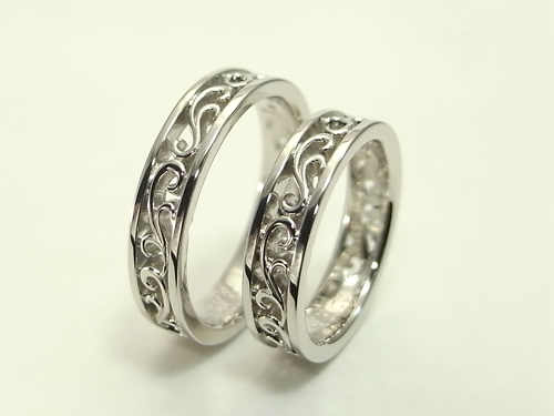 唐草の結婚指輪　透かし模様の唐草でイニシャルを表現