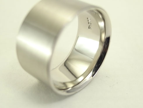 幅が太いリングにイニシャルを入れた結婚指輪03