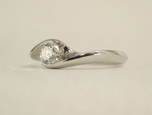 結婚指輪とセットで使用できる婚約指輪 03