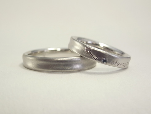 鍵柄を彫刻した結婚指輪 02