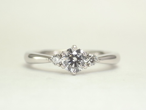ダイヤの高さを抑えたシンプルな婚約指輪01
