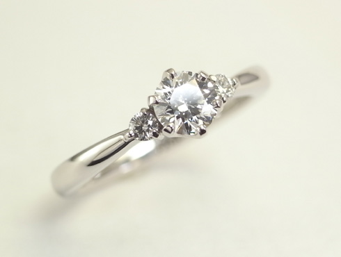 ダイヤの高さを抑えたシンプルな婚約指輪