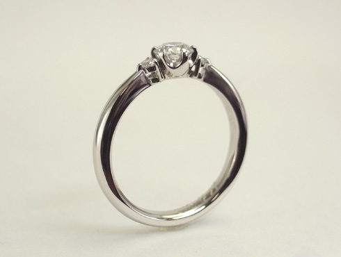 ダイヤの高さを抑えたシンプルな婚約指輪03