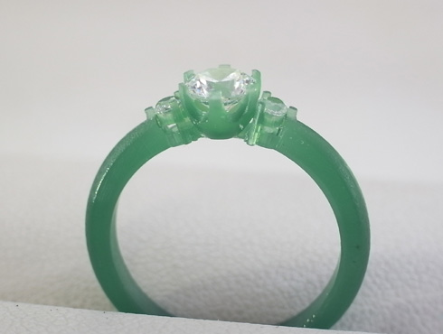 ダイヤの高さを抑えたシンプルな婚約指輪05