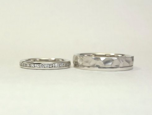 槌目風のダイヤ付き結婚指輪　01