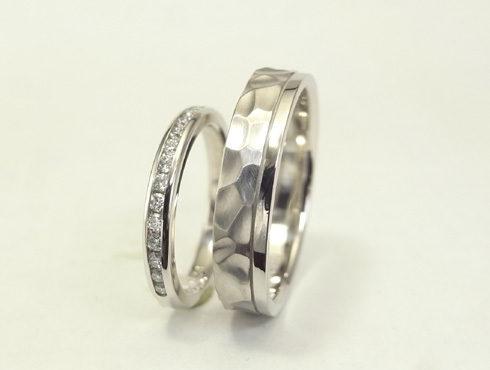 槌目風のダイヤ付き結婚指輪　04
